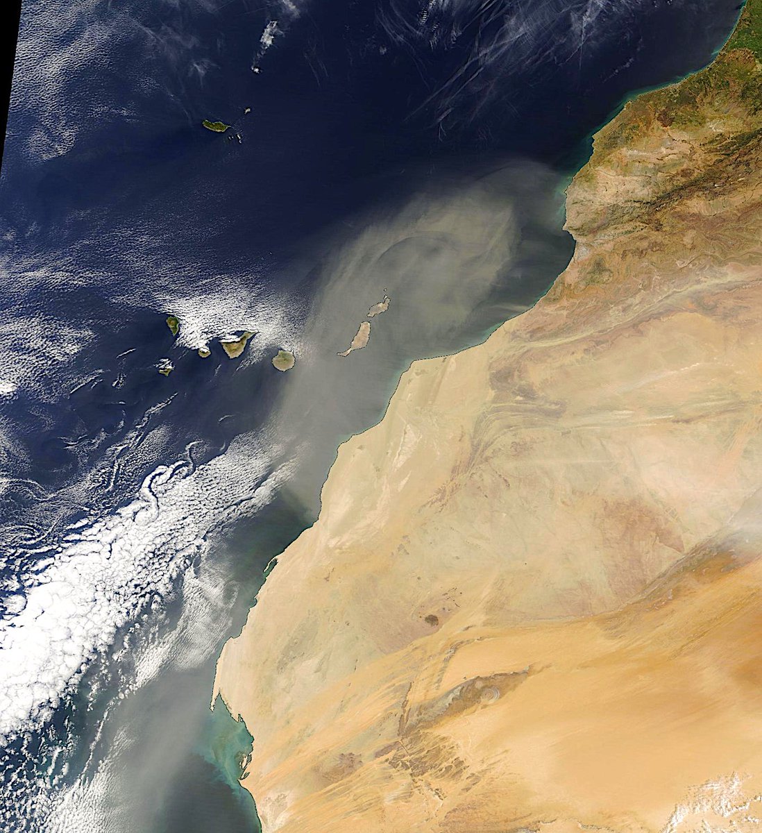 De nuevo una dana (D) deja de lado Iberia y se centra ahora sobre Córcega, en su camino hacia Argelia. El flujo del NW genera un atractivo dibujo de calles de nubes sobre Francia. En la Península los cielos despejados dejan ver algunas manchas de nieve en las cordilleras. Ver ALT