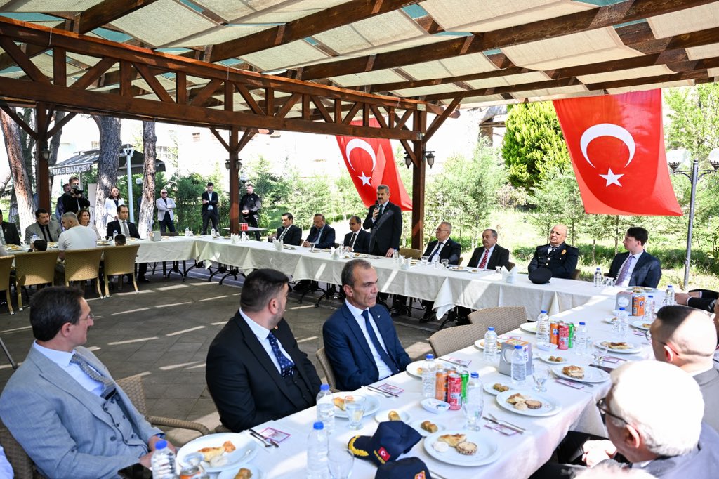 Ramazan Bayramı münasebetiyle Uşak Valiliğimizce Has Bahçe'de düzenlenen bayramlaşma merasiminde İl protokol üyeleri, kurum müdürlerimiz, STK temsilcilerimiz ve basın mensuplarımız ile bir araya gelerek bayramlarını tebrik ettik. Ramazan Bayramımız Mübarek olsun.