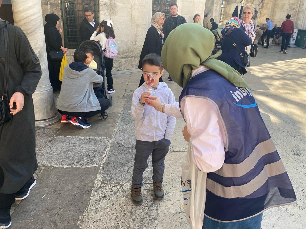 İstanbul Temsilciliğimizdeki arkadaşlarımız, Eyüp Sultan Meydanında, gül yüzlü çocuklarımızla bayramlaşarak, çocuklara şeker dağıttılar. 

Çocuklar Bayram sevincini yaşasınlar diye, #BizVarız...

#HayırlıBayramlar…