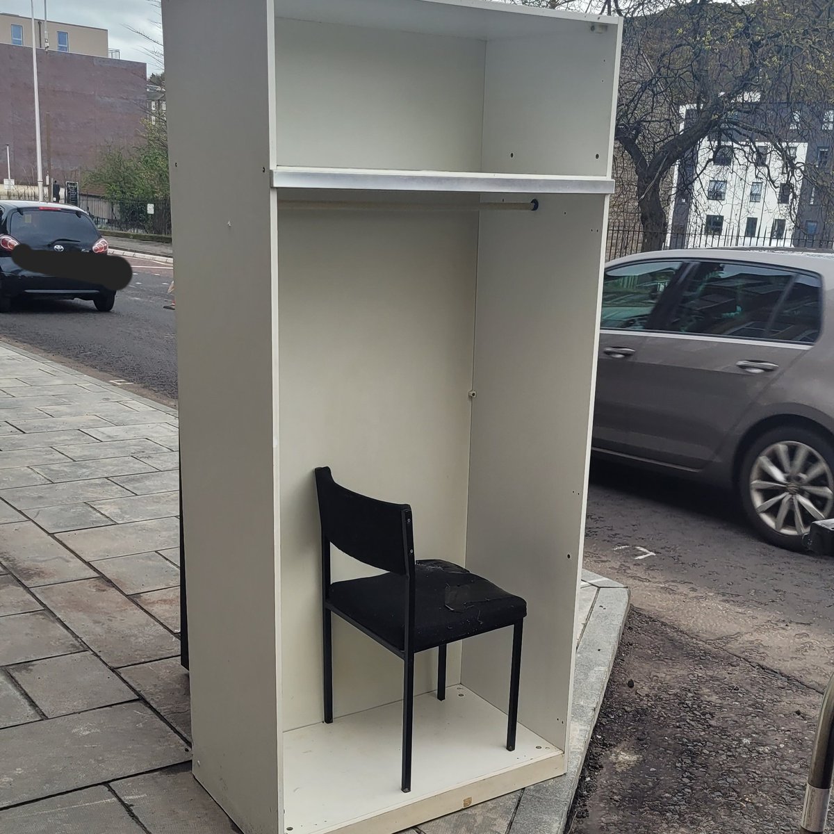 £800 pcm. One-chair flat in prime well-connected location in central Edinburgh. No pets, no students, bills not included.