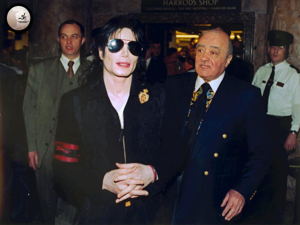 ☆April 10,1999 -Michael Jackson touring Harrods with Mohamed- Al- Fayed.