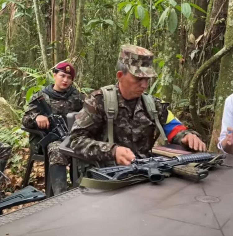 Las disidencias de las FARC no solo siguen reclutando menores sino que también siguen abusando sexualmente de ellas …alias Alexa (menor de edad) compañera del comandante Antonio Medina @lafm