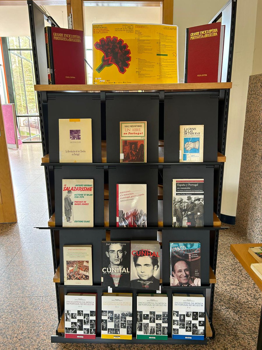 Una de las sorpresas que no os podéis perder durante los días del congreso es la micro exposición bibliográfica que hemos elaborado gracias al trabajazo de @buohumanidades y que se encuentra en el hall de la biblioteca. #50Anos25Abril #25deabril