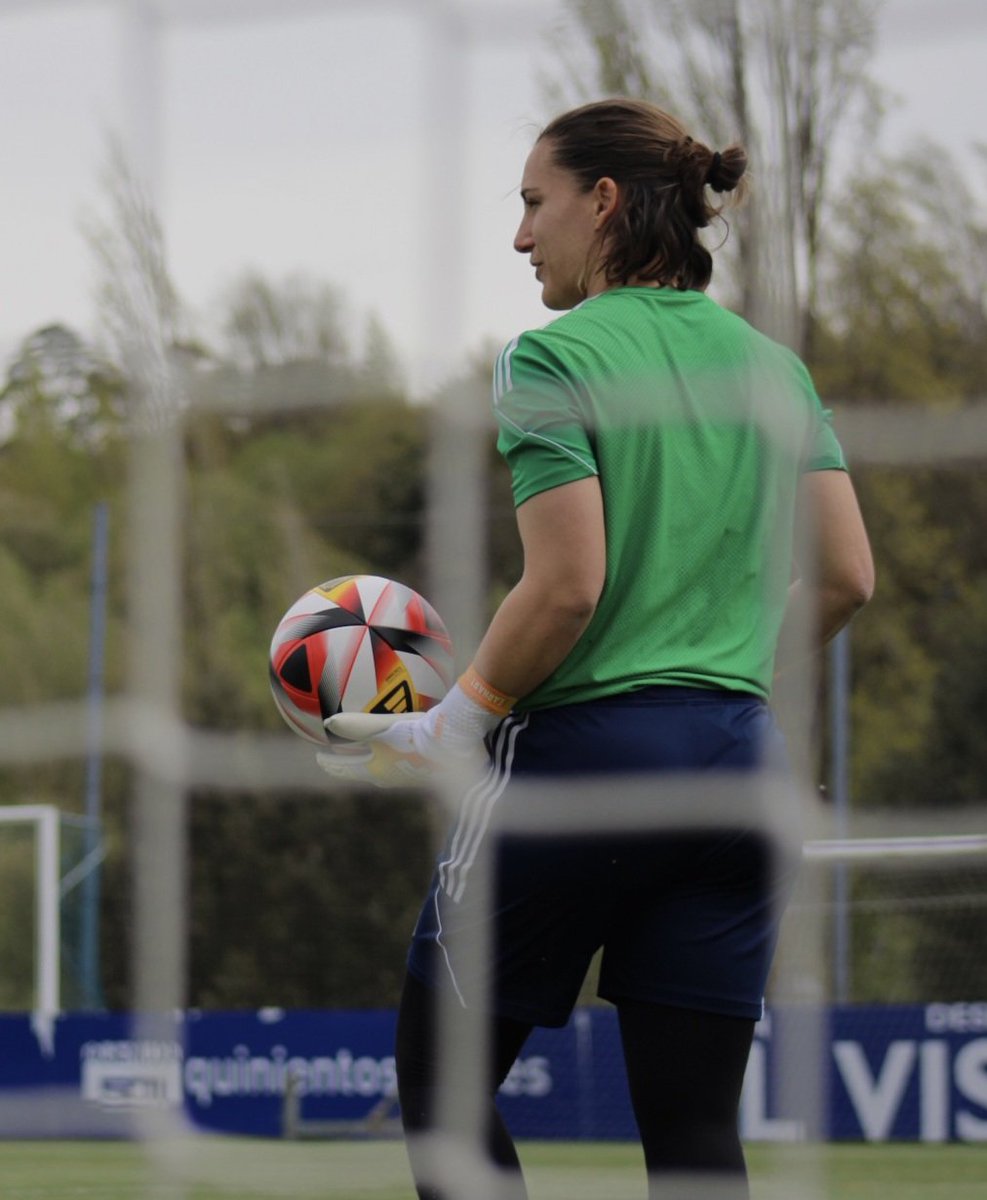 🙌🏻 A entrenar

#RealOviedoFemenino 🔵⚪️