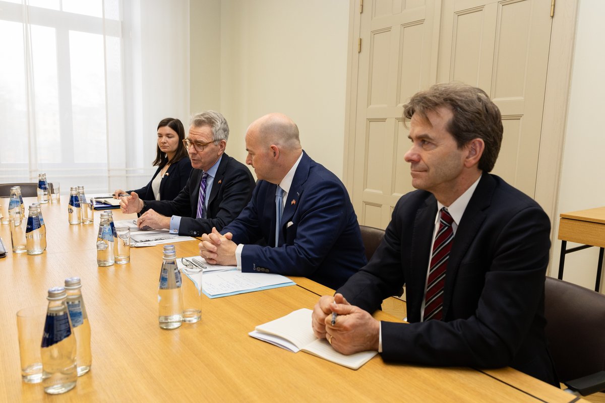 State Secretary @andrispelss 🇱🇻 meets with the United States 🇺🇸 Assistant Secretary of State for Energy Resources Geoffrey Pyatt. The officials discuss cooperation on energy security issues and the importance of timely support for Ukraine 🇺🇦 ➡️ mfa.gov.lv/en/article/lat…