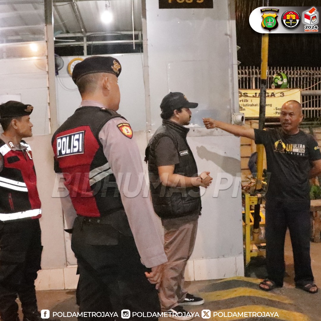 Polres Metro Jakarta Barat Tingkatkan Pengawasan Rumah Kosong saat Lebaran Tahun 2024 Polres Metro Jakarta Barat kembali mengambil langkah proaktif dengan melaksanakan patroli rumah kosong yang ditinggal mudik oleh penghuninya pada saat momen Lebaran Tahun 2024, Senin malam,