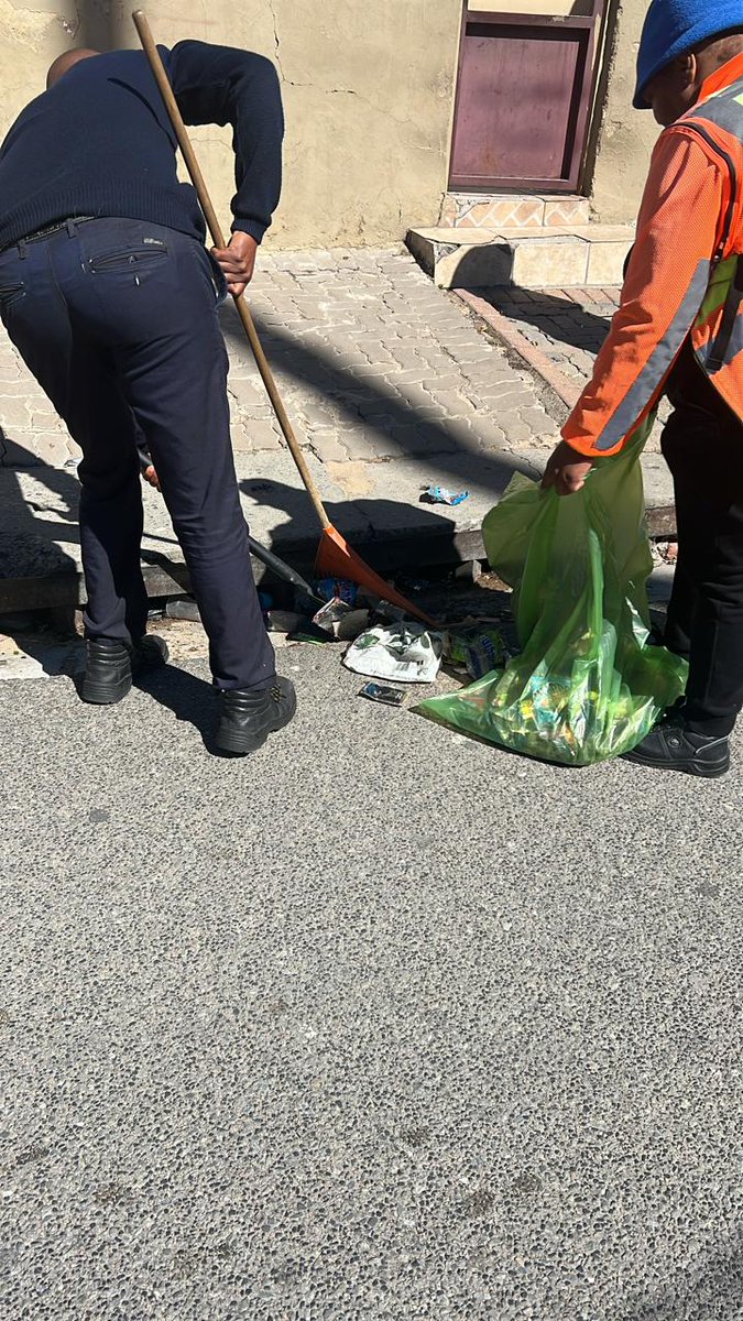 @CRUM_CoJ Region E AFSU team cleaning a lerb inlet in ward 75 , Alexandra @CityofJoburgZA @MyJRA @Loyiso_Masuku