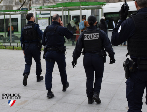 [#PlaceNette] L'engagement de nos policiers est permanent pour vous #protéger au quotidien. Opération en cours #ContreLesTrafics dans le centre ville de #Nantes.