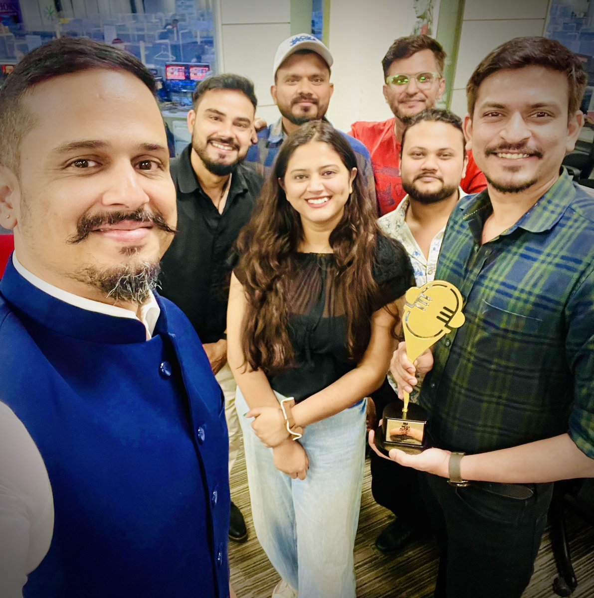 Delighted to tell you that the ‘In Our Defence’ podcast won Best Show (News/Politics) at the India Audio Awards! 🙏🏽♥️ Here’s @devgoswami & me with the whole 🎙️team — @AnnaPriyadarsh3, @PurbayRoshan, @kapil1893dev, @mainbhisachin. On all platforms & YT: youtube.com/playlist?list=…