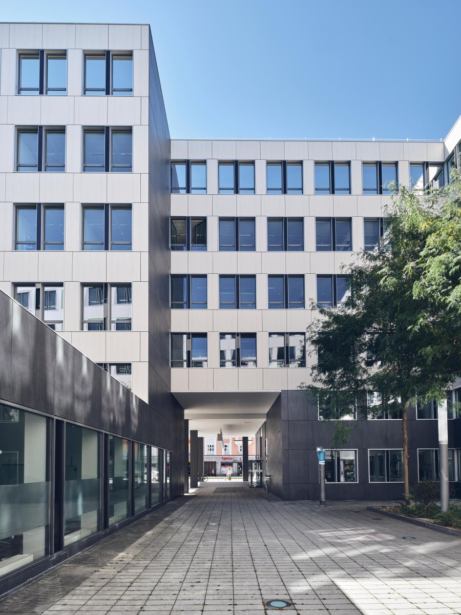 Descubre cómo la fachada de un edificio en Múnich ha sido transformada con la ligereza y durabilidad de @Dekton. Con su resistencia a los rayos UV, arañazos y manchas, Dekton es la elección perfecta para aplicaciones exteriores. cosentino.com/es/blog/the-ae…