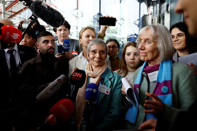 latercera's tweet photo. “Abuelas por el clima”: ¿quiénes son las 2.500 mujeres que ganaron histórico caso ambiental contra Suiza? https://t.co/S1YN6GRrL5 https://t.co/NRrpJNIHfn