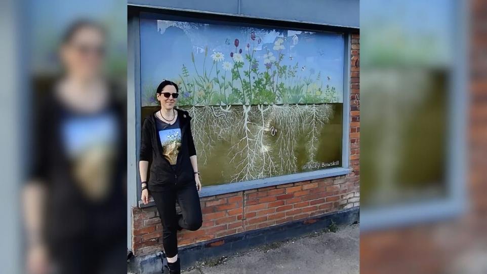 The new artwork adorning the façade of a disused Salisbury shop depicts a species-rich #floodplainmeadow, including both the colourful aboveground meadow flowers one might see in June and their hidden deep root. @Vicky_Bowskill @OU_EEE salisburyjournal.co.uk/news/24243494.…