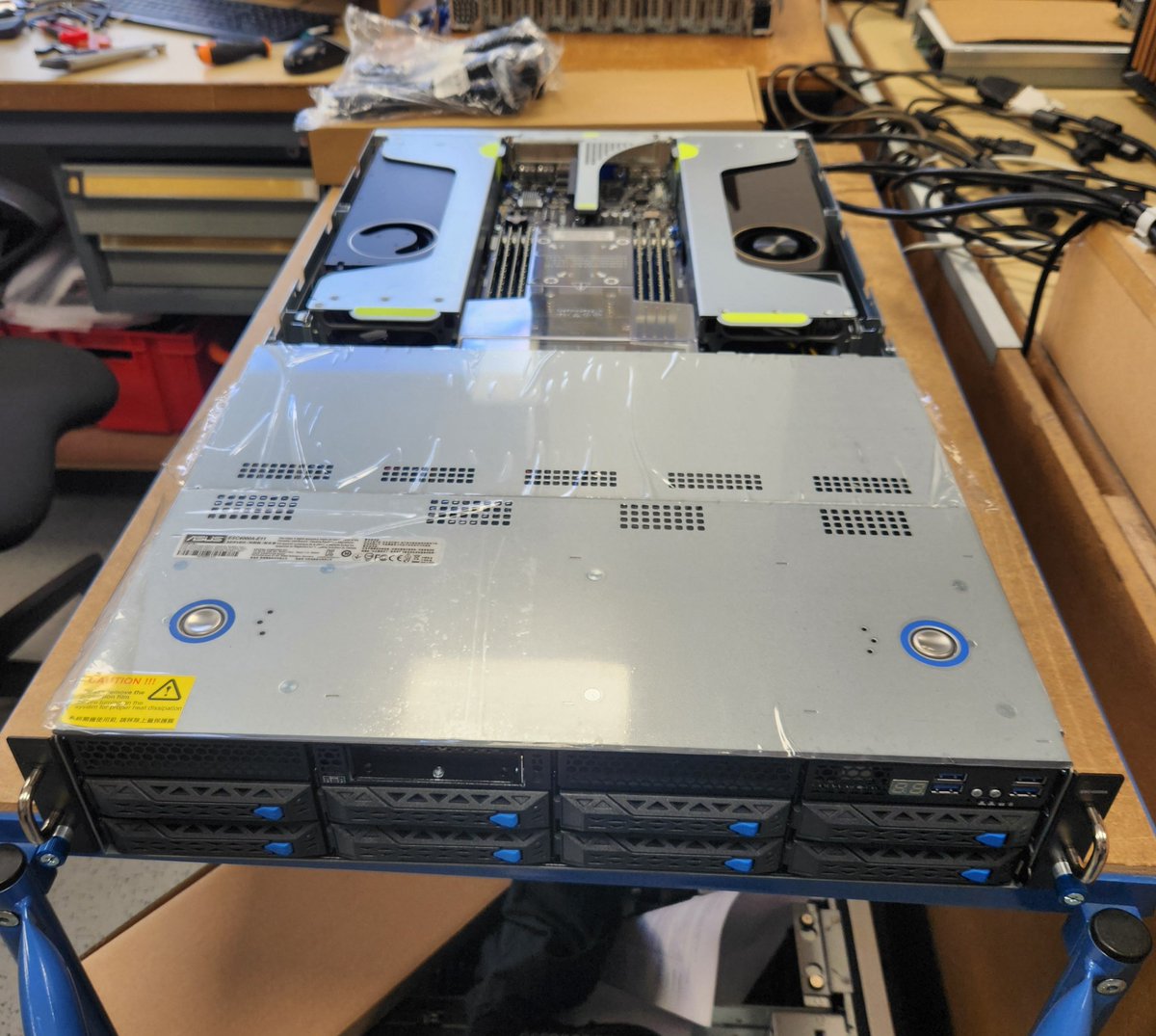 Decouvrez ce serveur de calcul <a href="/ASUS/">ASUS</a> ESC4000A-E11 ultra-performant équipé :
✔️1 processeur <a href="/AMD/">AMD</a> EPYC 7313P, 
✔️4x CARTE GRAPHIQUE NVIDIA RTX QUADRO 6000 ADA  
✔️512Go de mémoire 
✔️SSD U.3 7450 PRO 3.84To

#GPU #CalculHautePerformance #InnovationTechnologique #IA #renderfarm