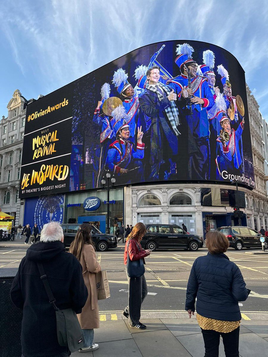 Oo! ❤️ #OVGroundhogDay @oldvictheatre #OlivierAwards #PiccadillyCircus #London