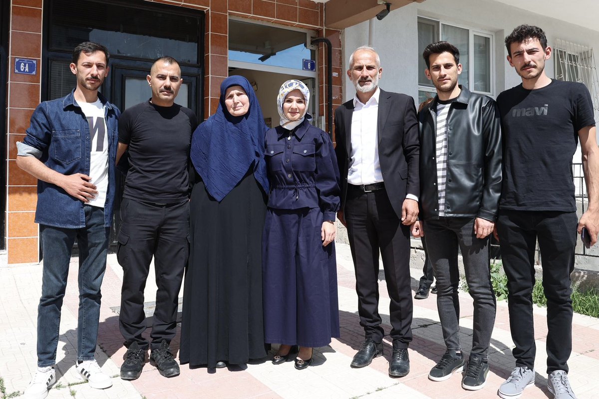 15 Temmuz şehidimiz Erkan Yiğit’in kıymetli ailesine Bayram ziyaretinde bulunarak hayır dualarına talip olduk. Tüm şehit yakınlarımıza, gazi ve gazi yakınlarımıza hayırlı bayramlar diliyorum. Her biri başımızın tacı, her biri bize emanet. Milletimizin istiklali ve istikbali…