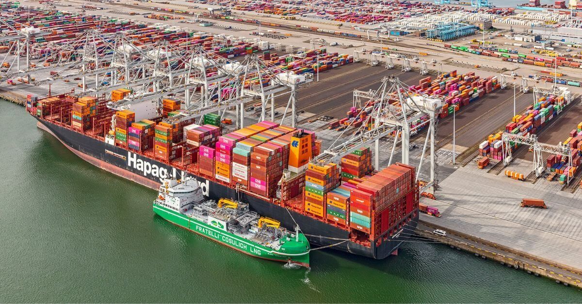 MarineInsight's tweet photo. STX Group and Titan Clean Fuels have conducted the largest bunkering operation.
Check out this article 👉https://t.co/GDboFBVJkz
#HapagLloyd #STXGroup #TitanCleanFuels #Maritime #MarineInsight #Merchantnavy #Merchantmarine #MerchantnavyShips https://t.co/sArDfdCPQq