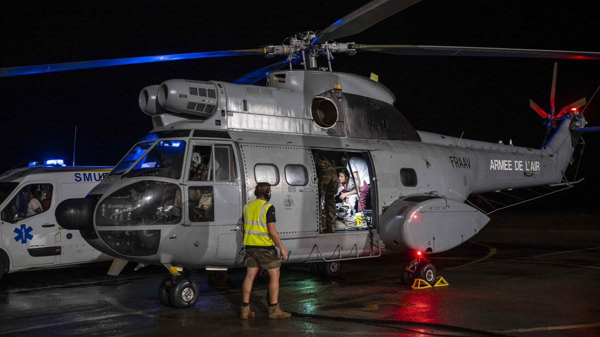 Cette nuit, alors que des pluies diluviennes s’abattent sur la Guyane, un Puma de l'ET 68 est déclenché sur une évacuation sanitaire. La mission: rapatrier vers l’hôpital de Cayenne 2 nourrissons nés prématurément sur une pirogue aux abords de Grand Santi. bit.ly/3xxUOgo