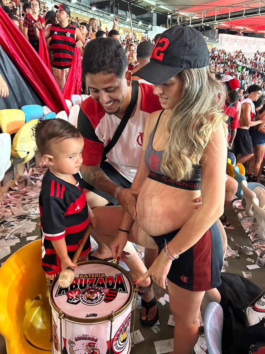 jorgediogo97's tweet image. Quando ele sabe que vai ter que dividir a bateria, bandeira e as camisas dele do Flamengo com a irmã está vindo aí 😂🔴⚫️