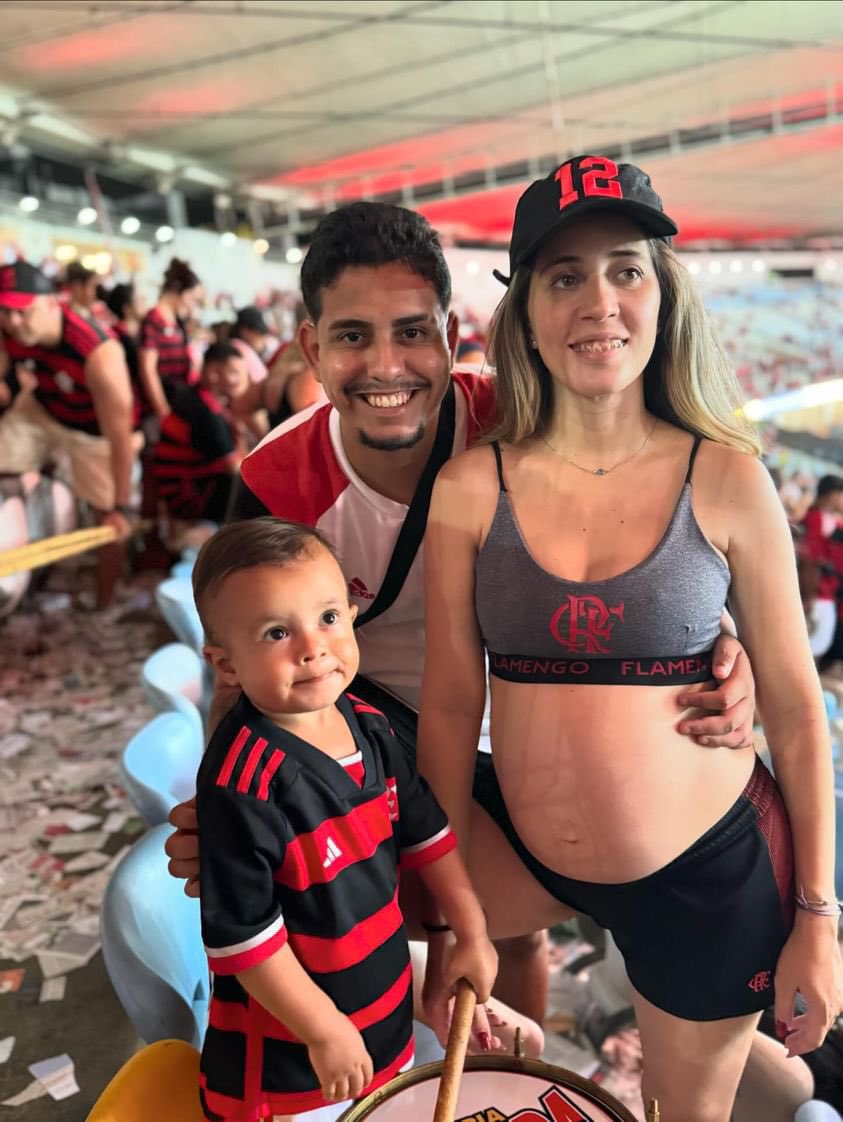 jorgediogo97's tweet image. Quando ele sabe que vai ter que dividir a bateria, bandeira e as camisas dele do Flamengo com a irmã está vindo aí 😂🔴⚫️