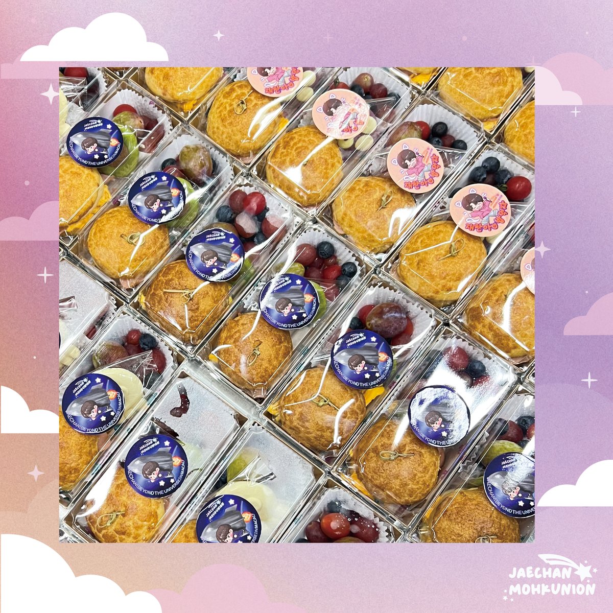 🚀後台輕食應援🍽

For Jaechan:
🥗 炙燒澳洲和牛有機沙律飯配黑醋汁
🍱 蟹柳蟹子芝士蛋菠蘿包三文治配韓式迷你紫菜包飯
🍨 澳門特色木糠布甸+特別造型牛油手工餅乾
🥭 澳洲巨芒/澳洲無核紅提/澳洲手指黑提/摩洛哥珍實藍莓/Zespri金奇異果
🍹美式咖啡/檸檬紅茶
+ 羅夫人祖傳葡撻 🥧

For Staff:
🍔