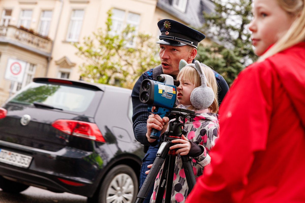 Aufgepasst im Straßenverkehr 🚨 »Blitz für Kids« 👮‍♂️ in #Sachsen gestartet. Bereits am Montag startete die jährlich wiederkehrende Verkehrssicherheitskampagne. Die #Polizei Sachsen führt dabei an ausgewählten #Grundschulen zusammen mit den Schülerinnen und Schülern…