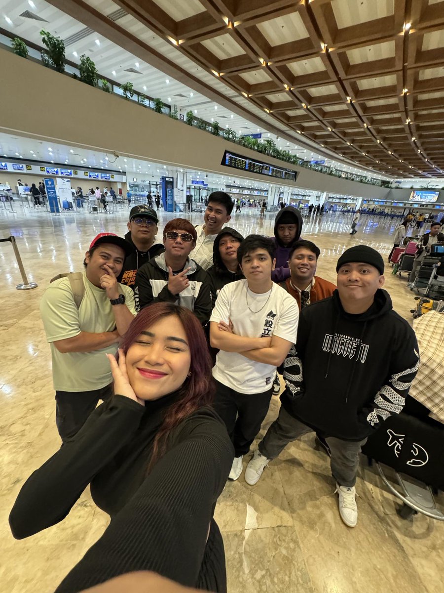 hello twitter fam!

Our first ever US Tour begins today!!!
SEE YOU IN FEW HOURS AMERICA CITY 🇺🇸 
SEE YOU US FAM!!! 🫶🏻

#ThisBandUSTour2024

tickets still available:
alyasgalo.com