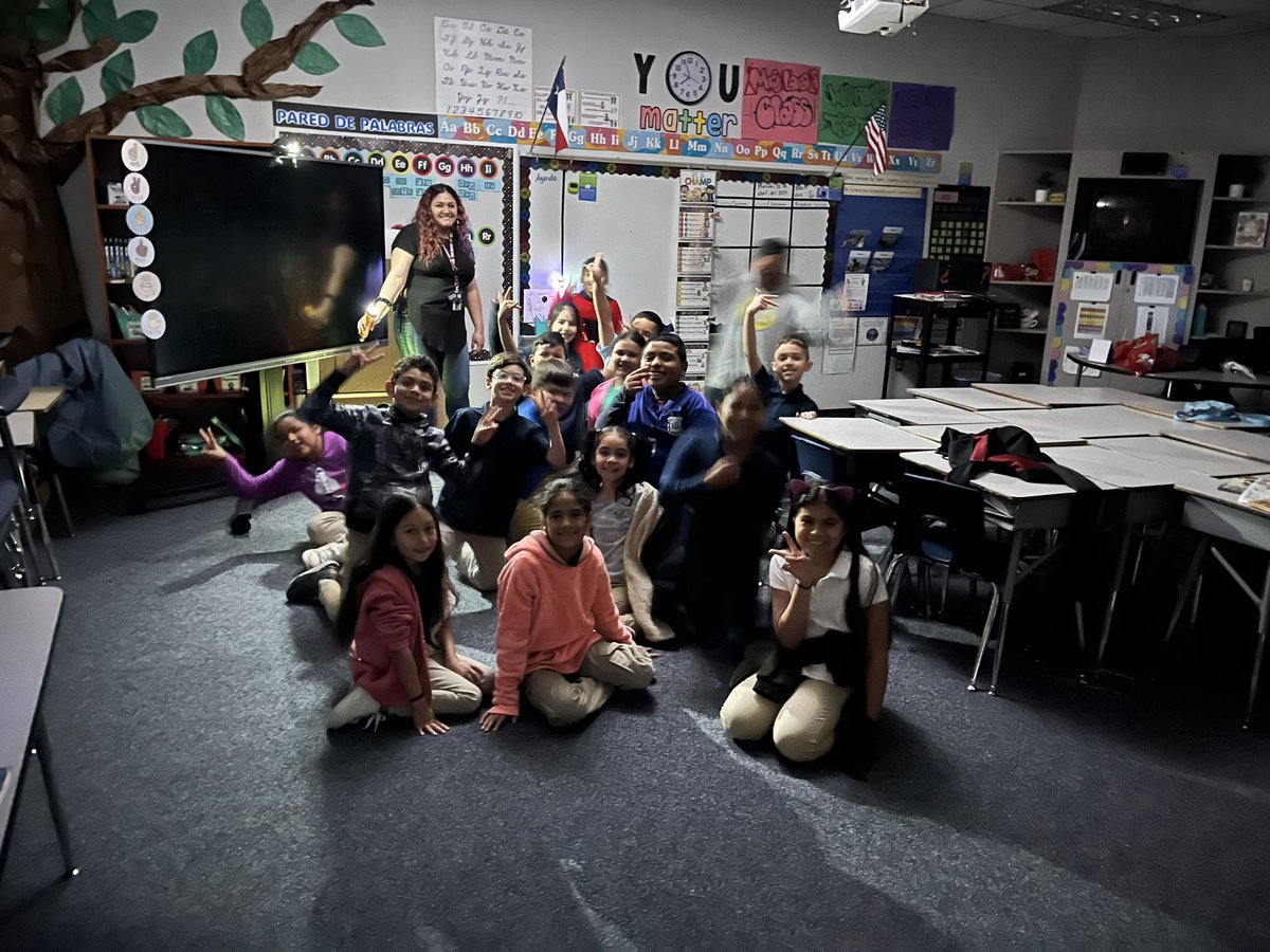 The power went out RIGHT when school started, but the Bobcats are still smiling! 🙃 @ajbushelem #OneTeamOneGoal #BobcatBusiness #nopowernoproblem