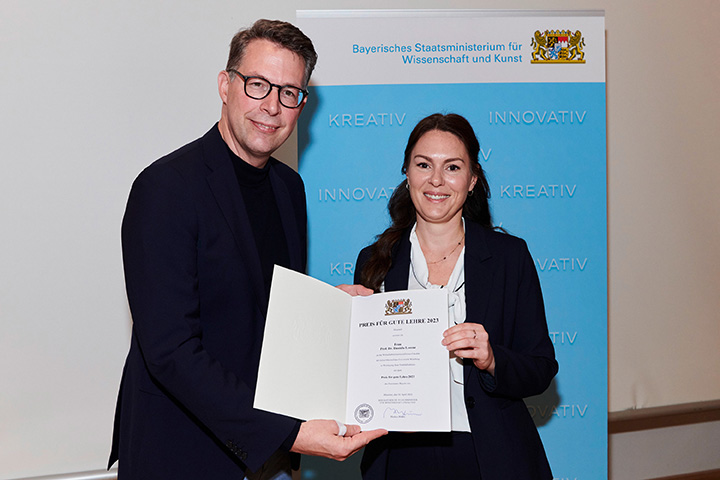 Gratulation! BWL-Professorin Daniela Lorenz @UniWueWiwi erhielt von Minister @MarkusBlume heute einen der Preise für gute #Lehre des @StMWK_Bayern! uni-wuerzburg.de/aktuelles/pres…