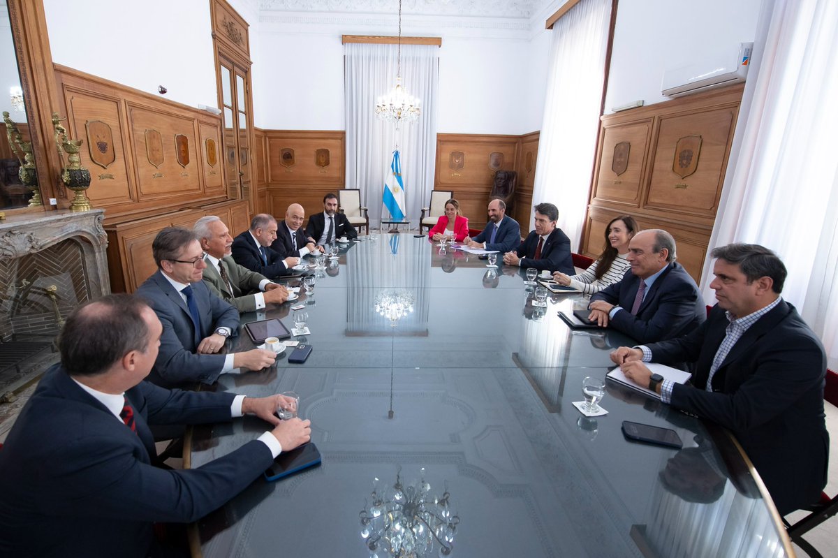 Acompañé a la vicepresidente, @vickyvillarruel, al jefe de gabinete (@JefaturaAR), Nicolás Posse, y al ministro del Interior, @GAFrancosOk, en la reunión con jefes de bloque del Senado de la Nación en la que conversamos sobre la nueva Ley Bases y el paquete fiscal (1/3).