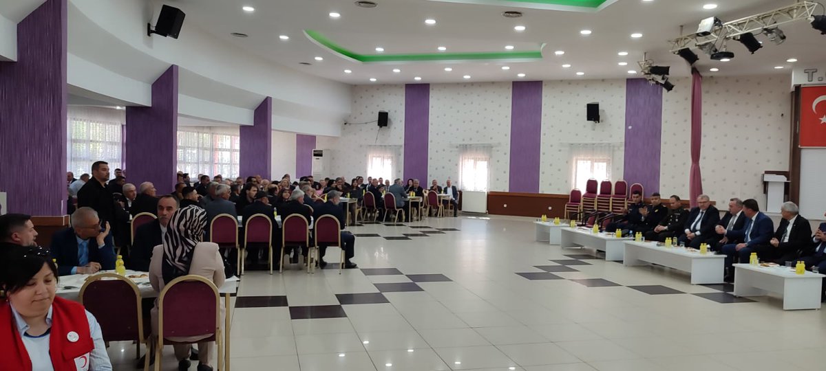 Kaymakamımız Sayın @ademozturk65, Ramazan Bayramı dolayısıyla Belediye Düğün Salonunda düzenlenen ve Milletvekilleri Halil Eldemir ve Yaşar Tüzün ile birlikte ilçe protokolünün katılımlarıyla gerçekleştirilen bayramlaşma töreninde tebrikleri kabul etti.