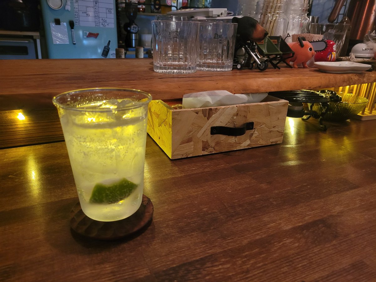 g_for_student's tweet photo. 店名・山を翔る魚
場所・百万遍の近く

百万遍で1番美味しいジントニックを提供。でも“ Bar ”ではありません。ちょっとお洒落な友達の家に行ったら美味しいお酒やフードが出てきた、と言った気軽に飲んでもらえるお店。朝の4時ぐらいまでオープンしてます。詳細はアカウント(@sansho_uo2017)へ。 https://t.co/aRor3GCrfx