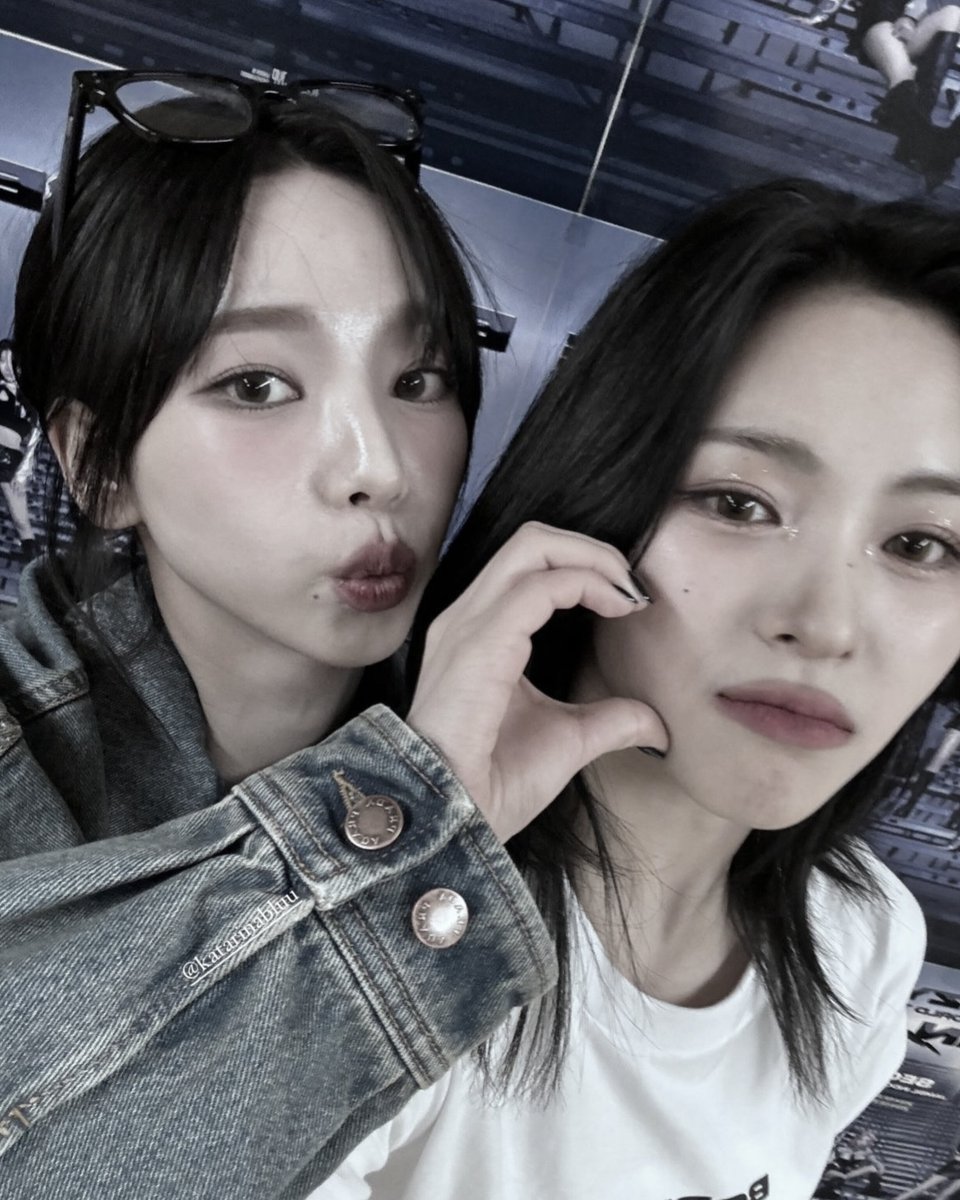 ahyeof's tweet image. Ryujin invited me to see ITZY perform live! I was pumped about going, but a little jittery too. Also, in the background, we shared some special moments that felt warm and friendly, like being part of a big, close-knit group of friends. It was an awesome experience I won't forget.