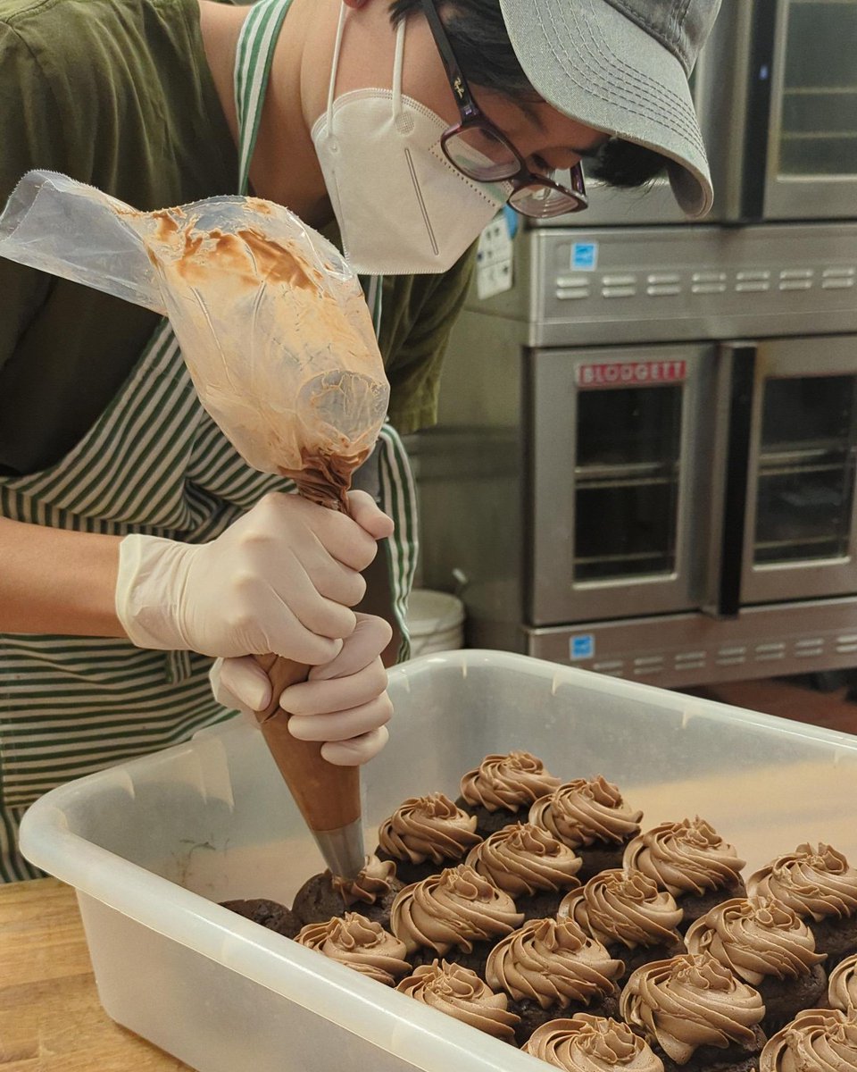 Its cake day! We're open the cupcakes are ready and waiting! Come one by and pick up a sweet treat for the fam. 

#cupcakes #charmcitycakes #chocolate #baltimore #bmore #bmorebakery #aceofcakes #remington