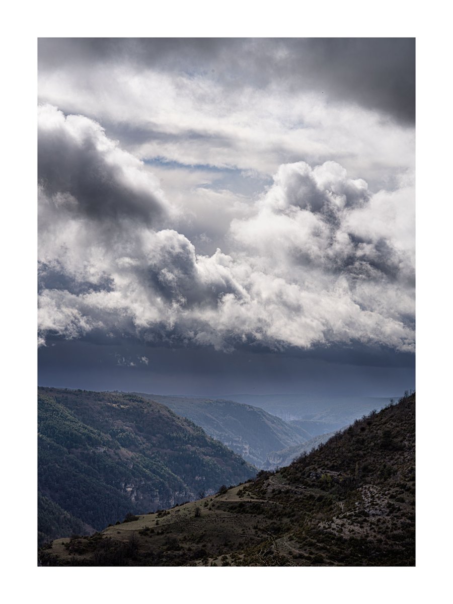 Là-bas...Il pleut !
#CausseMéjean #Lozère #Occitanie
9 avril 2024