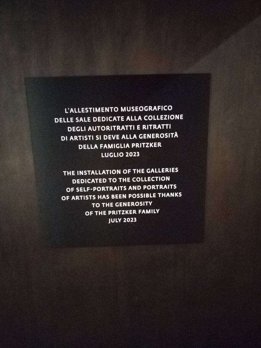 🧵 As I was visiting the Gallerie degli Uffizi in Florence, I saw this plaque acknowledging the money that the Pritzker family recently donated 👇. And it made me think of a couple of things about philanthropy, 🇺🇸 politics and climate activism 1/8