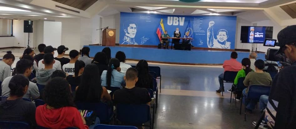 En desarrollo el Foro "A 22 años del golpe de,  Estado de Abril de 2002" organizado por La Universidad Bolivariana de Venezuela y el Movimiento Periodismo Necesario, #MPN🇻🇪 en el Auditorio Simón Bolívar, con Vladimir Adrianza, Jesús Sotillo y la moderadora Cristina González.