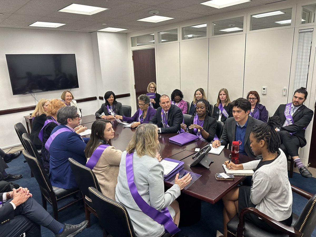 Thank you Laura & Aaron from @Senlaphonza's staff for meeting with advocates all over the state to talk about our legislative priorities to support research funding, early diagnosis, provider training, BOLD grants, etc. We need to #ENDALZ #AlzAdvocates @SoCalAlzAdvoc @ALZIMPACT
