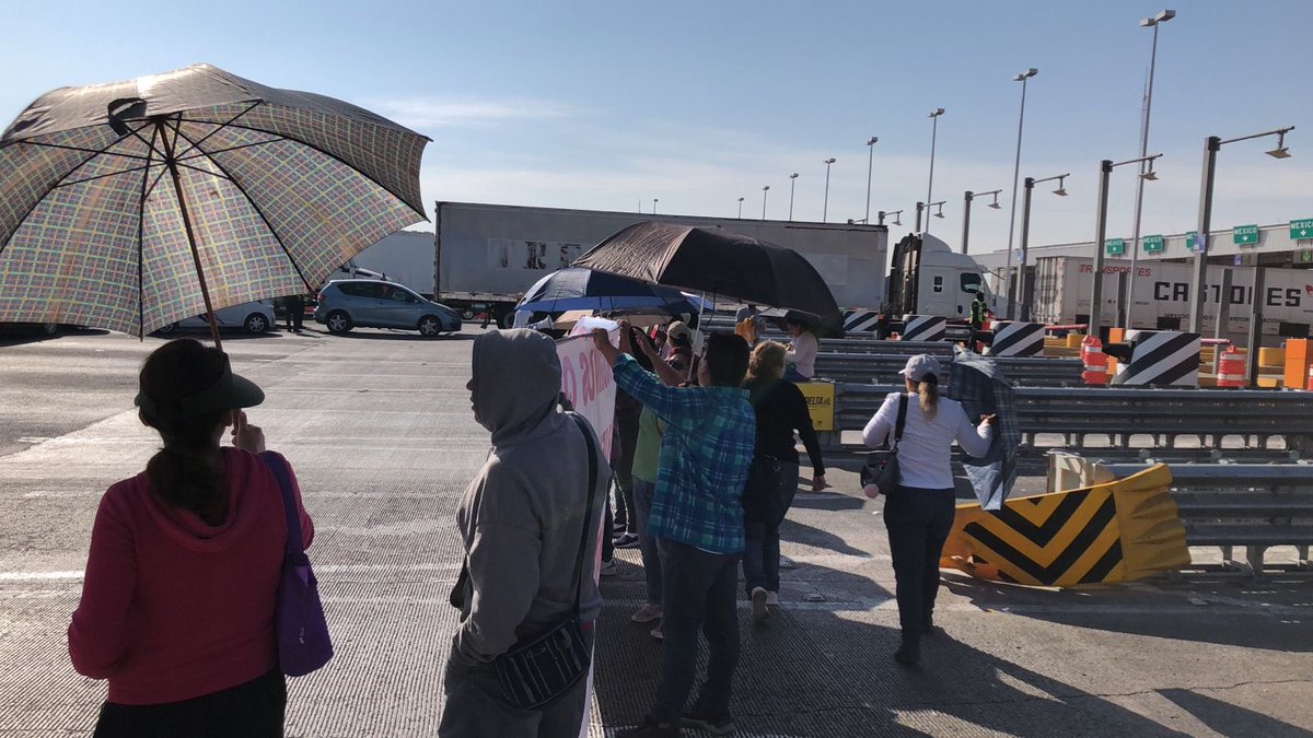 #AlMomento. Habitantes del fraccionamiento #LaGuadalupana bloquean la caseta de la #MexicoPachuca en #Ecatepec km 24, exigen el suministro de agua potable.