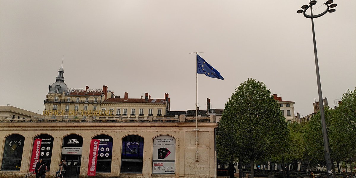 À Lyon, sur la place Bellecour, flotte le drapeau européen, mais il est à l'envers, les étoiles ne sont pas pointes vers le haut. Photo prise ce dimanche. cc <a href="/OnlyLyon/">ONLYLYON</a>