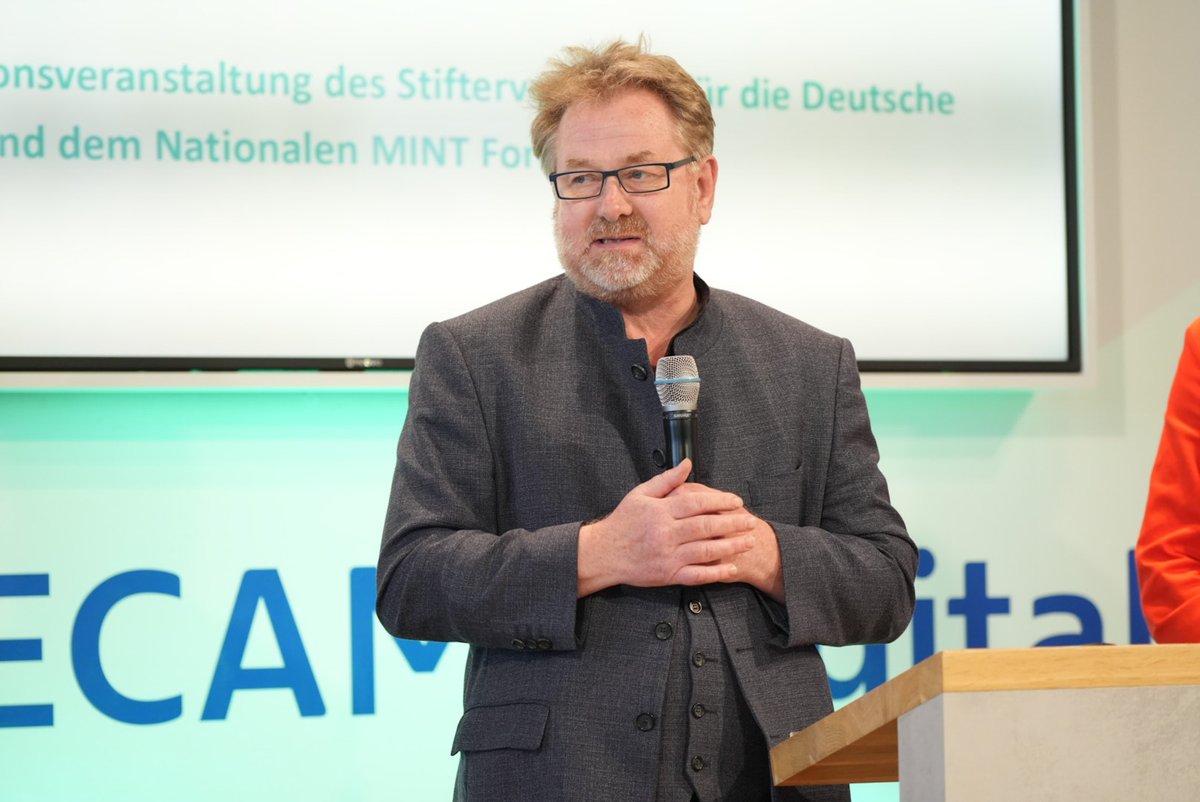 „Vor dem Hintergrund der #MINT-Fachkräftelücke ist die Einwanderung über die #Hochschulen eine besondere Chance, da MINT bei ausländischen Studierenden sehr beliebt ist“, sagte unser Co-Sprecher Prof. Dr. Ing. Carsten Busch, zur Studie des @stifterverband. t1p.de/xol8j