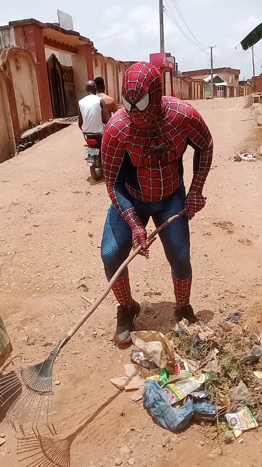 NigerianSpider1's tweet photo. NIGERIAN SPIDERMAN/OKE-ARUNGBO: Uniting For A Cleaner Osun #communitycleanupchallenge
In d heart of Zone 2, Oke-Arungbo Community, Osogbo, I led a clean up activity. For 2 decades, I have put in so much into my campaign 4 a cleaner Nigeria & I did my environmental activism well https://t.co/WupofG11Nm
