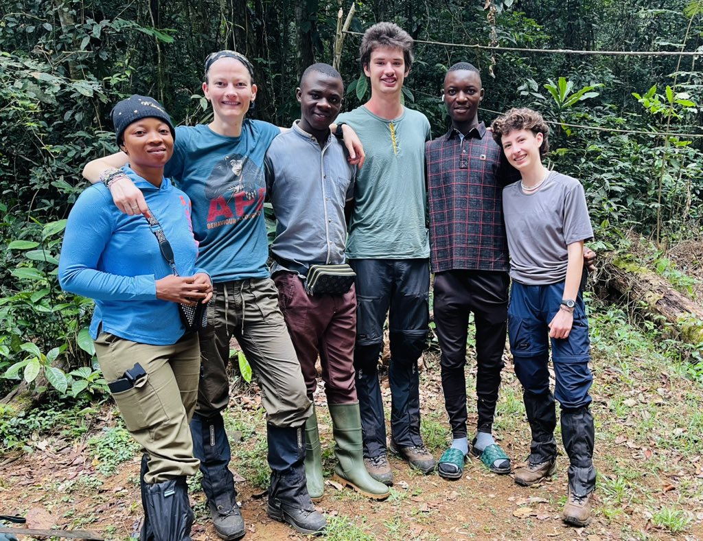 Congratulations to Grace, Loua and Francois for successfully completing the internship on chimpanzee behaviour and ecology!!! 🥳🙌💪 @APE_Group_UZH