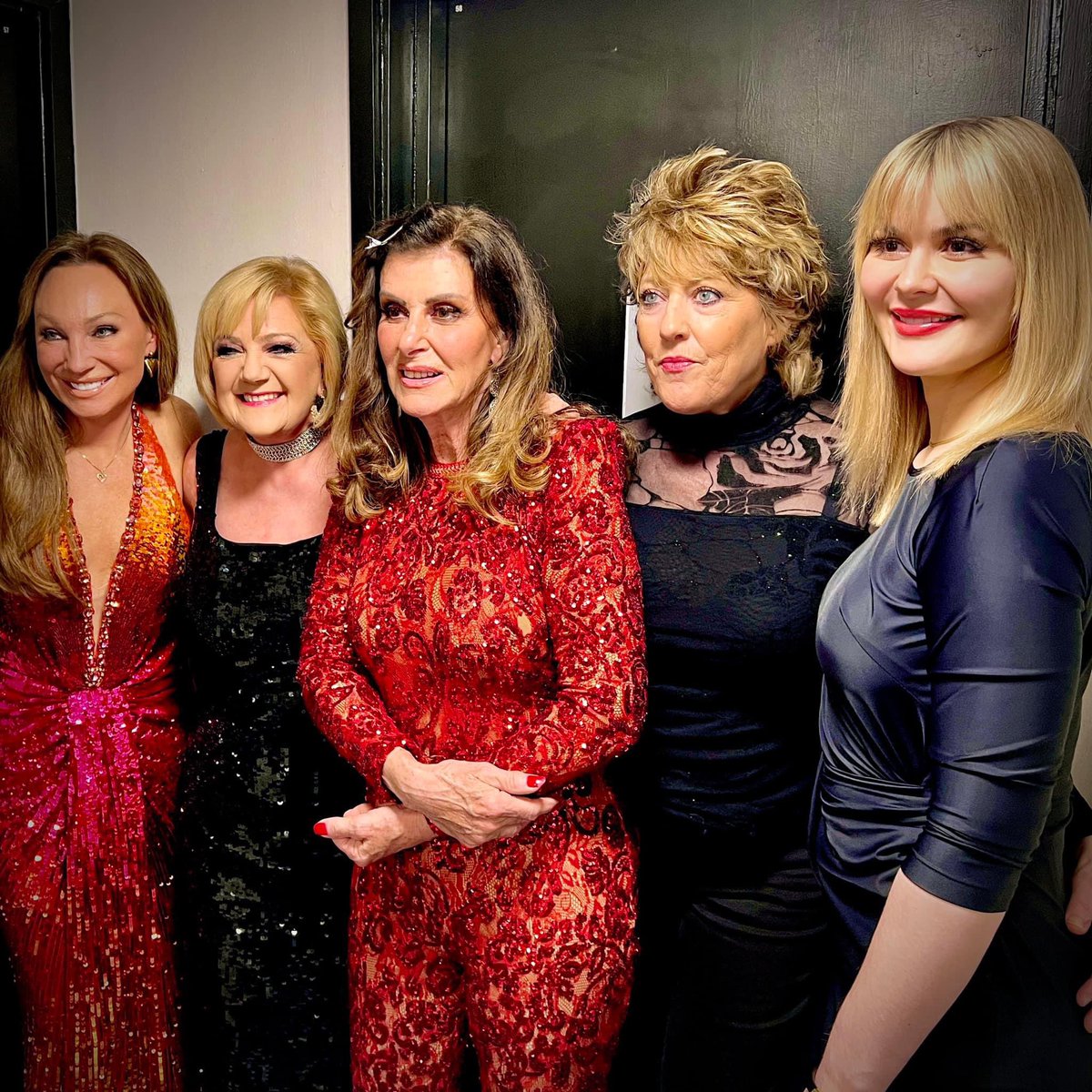 The Brighton Babes of #Eurovision 😀 and what a total blast it was at #ABBA50 just hanging with my girls and The Brighton Gay Men’s Chorus were no slouches either 😉 @LaPerrelli 🇸🇪 @NickiFrenchie 🇬🇧 Linda Martin 🇮🇪 @KatrinasWeb 🇬🇧 @emmeliedeforest 🇩🇰 @BrightonGMC @brightdome