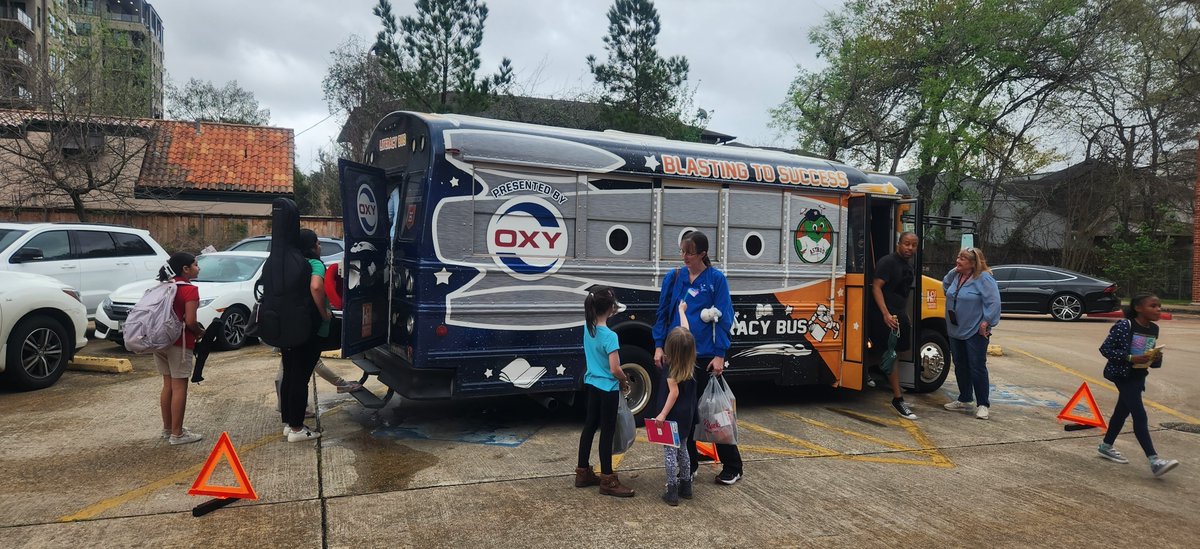Giving a big shoutout to @MemorialElm's favorite #bookmobile on #LibraryOutreachDay! Thanks to the ASTROS LITERACY BUS for participating in our Literacy Night 2 years in a row! #BooksForAll #ReadAlltheBooks @HISDLibraryServ @pto_memorial