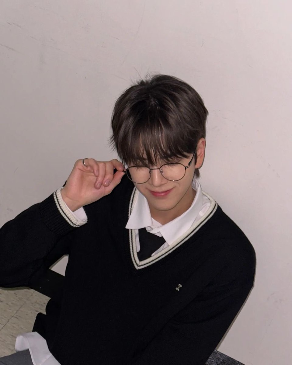 hourlybbang's tweet photo. younghoon has now hit 2 million followers on instagram! https://t.co/5bu1SSGxCW