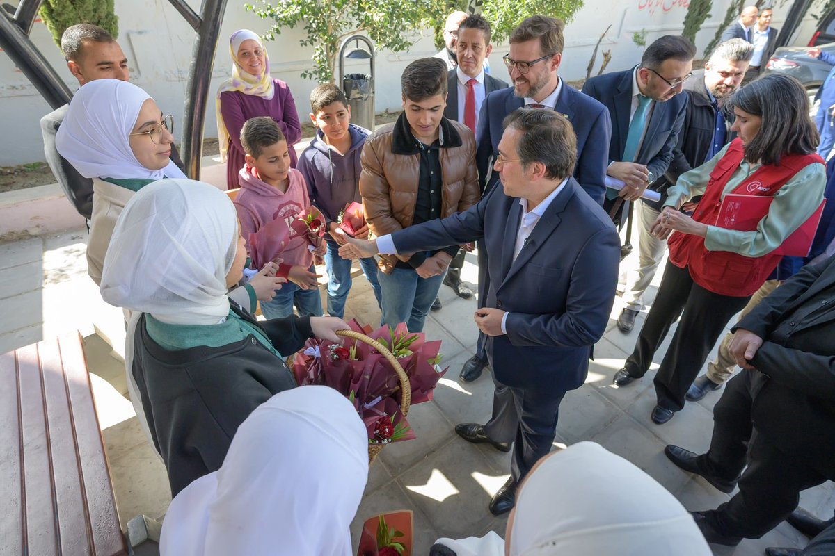 Ayer concedimos la Gran Cruz de Isabel la Católica al Comisionado General @UNRWA, @UNLazzarini. Por su trayectoria, porque labor de @UNRWA es vital para la alimentación, educación y salud de 6 millones refugiados palestinos, porque España apoya a esta organización indispensable.