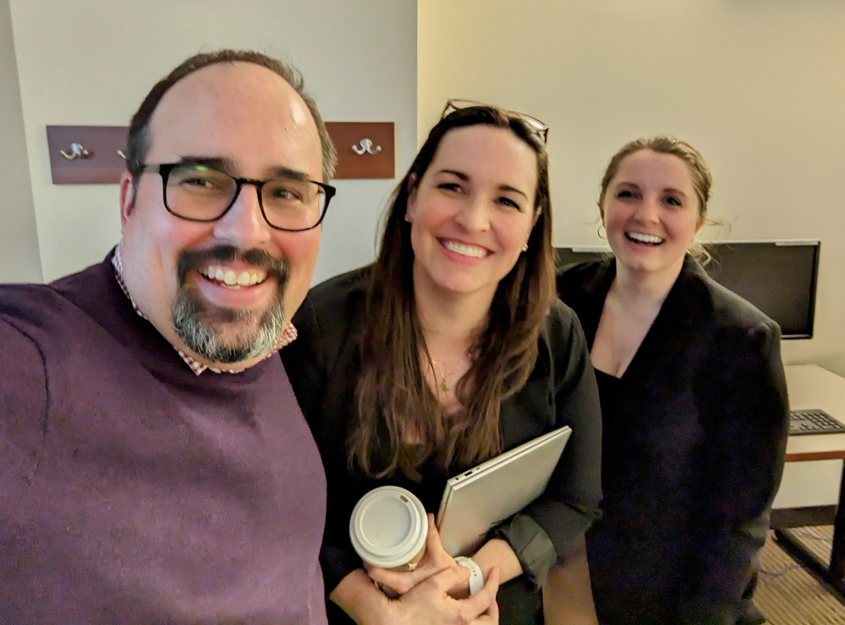 Two @DePaulPRAD rockstar alums visited our #PRAD564 Business Skills for Strat comm grad seminar in @CMNDePaul last night to talk corporate affairs: @stephieericson and @Ohm_My_Gosh from @zenogroup! There are so many @DePaulU students/alums turned Zenoids. #PRADproud