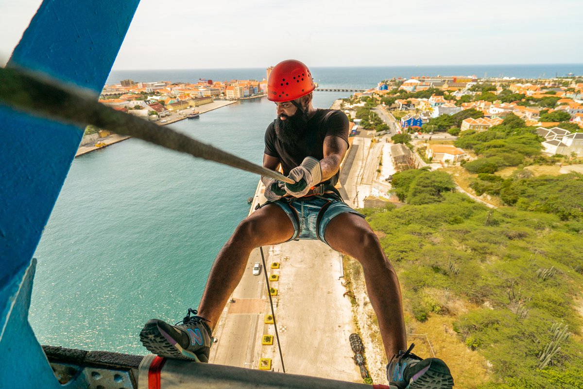 Experience the highest bridge in the Caribbean in a unique way!🪢 Rapel from the Queen Juliana Bridge and enjoy a magnificent view of downtown Willemstad 😍