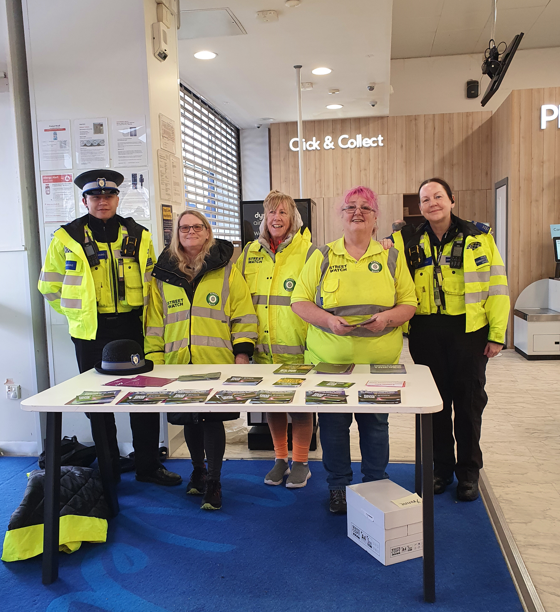 We were in Boots at Sears Retail Park today We spoke to lots of shoppers about crime prevention - vehicle crime in particular 🚗🔒 Thanks to everyone that stopped to chat with us👍🏽 A huge thanks to @SStreetwatch @StreetWatchWM for joining us🙌🏽