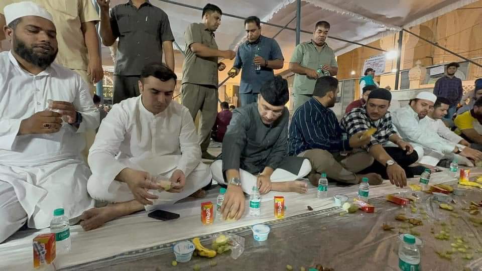 AIMIM Floor leader Akbaruddin Owaisi aur Salar-e-Millat Educational trust ke trustee Dr. Nooruddin Owaisi ne Mecca Masjid, Hyderabad me Dawat-e-Iftar mein shirkat ki. #AIMIM #AkbaruddinOwaisi #Dawat_e_Iftar #MeccaMasjid #Hyderabad #India